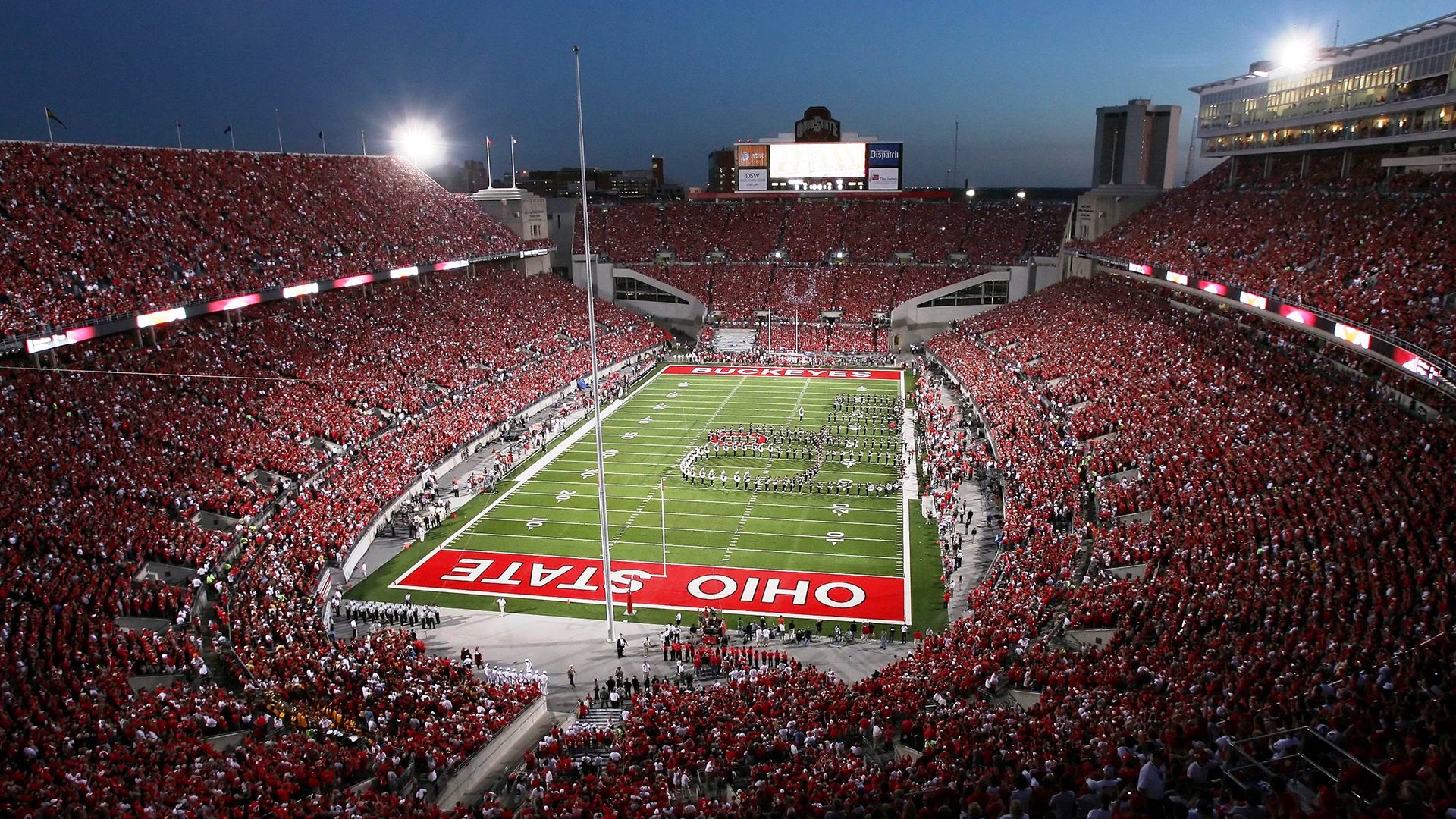 _蓝天热气球赛：在空中遨游极限_，热气球飞上天空的视频